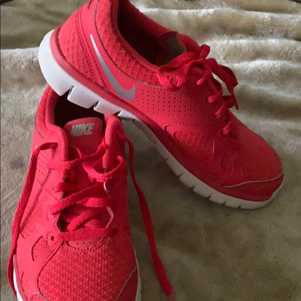 Great condition red size 5.5